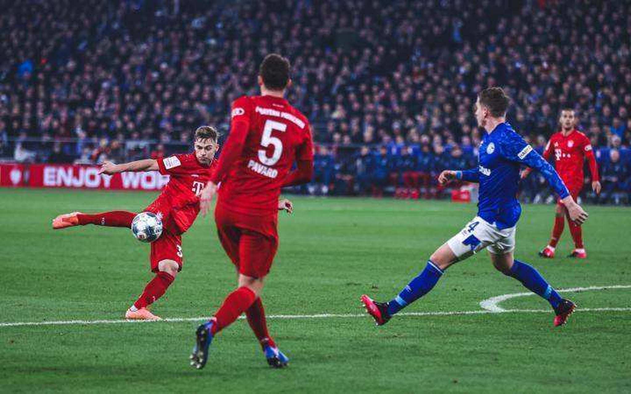 包含南安普顿与埃弗顿对决，双方拼尽全力争取胜利的词条