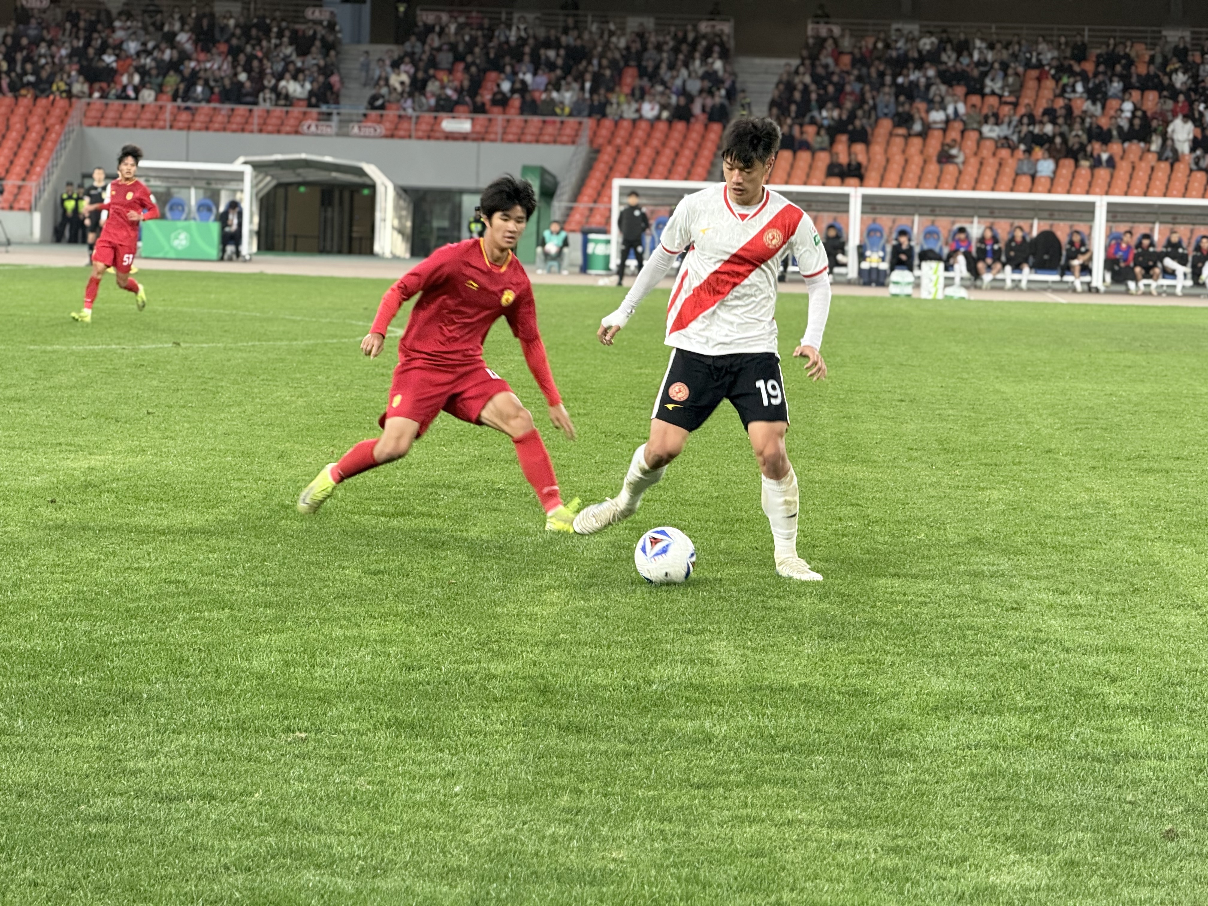 包含球迷狂热加油声不断，球队士气高涨的词条
