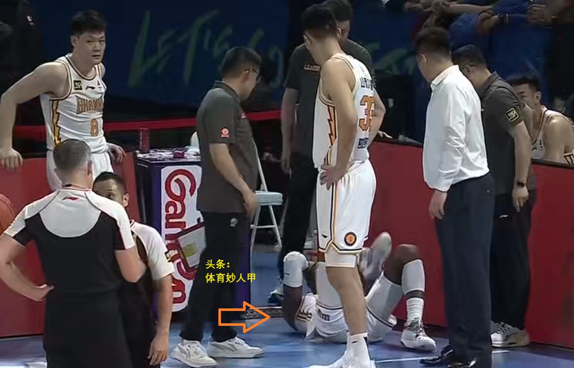 体育比赛中球队之间的对决火花四溅