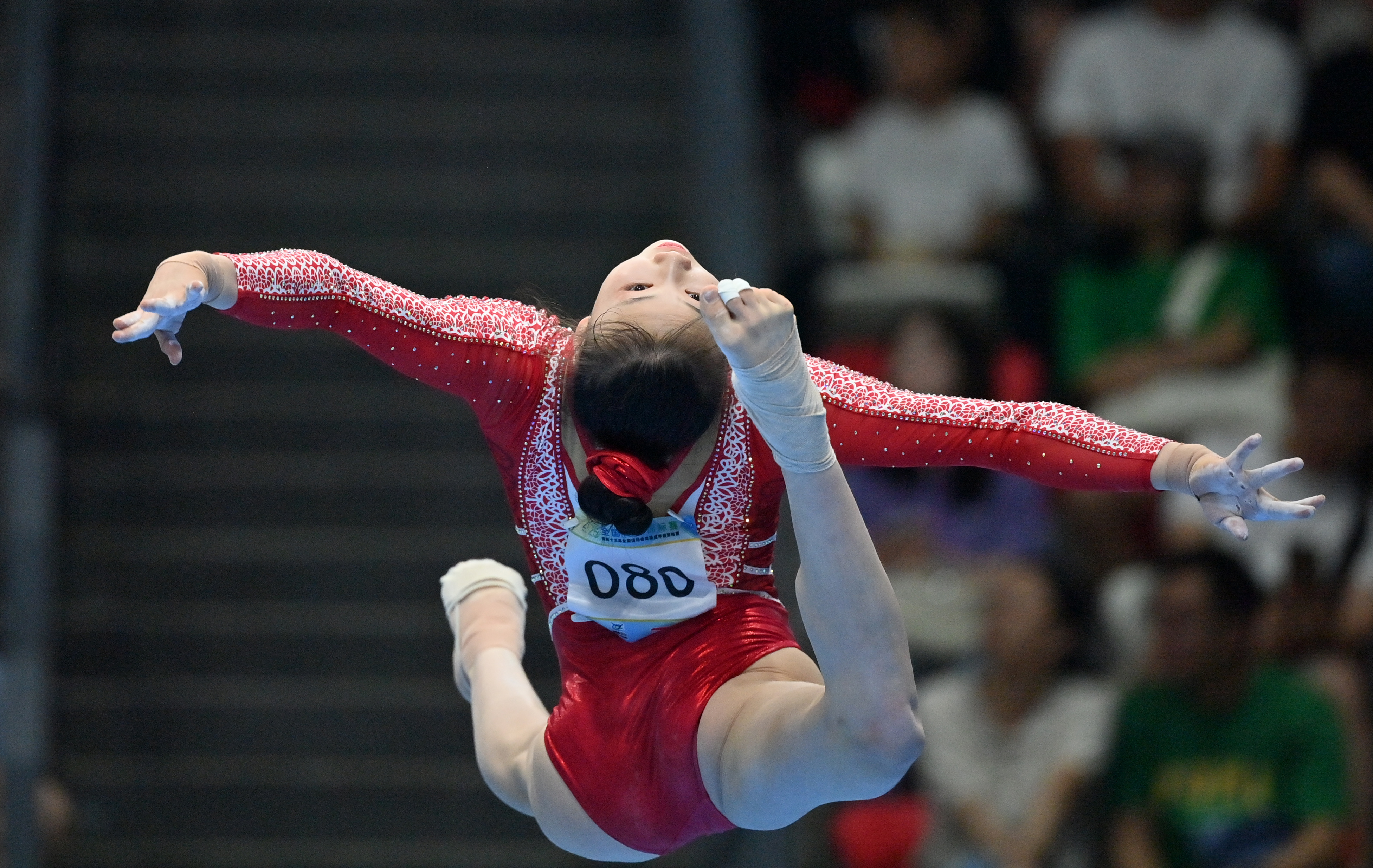 体操世界冠军再夺金牌，实力备受瞩目