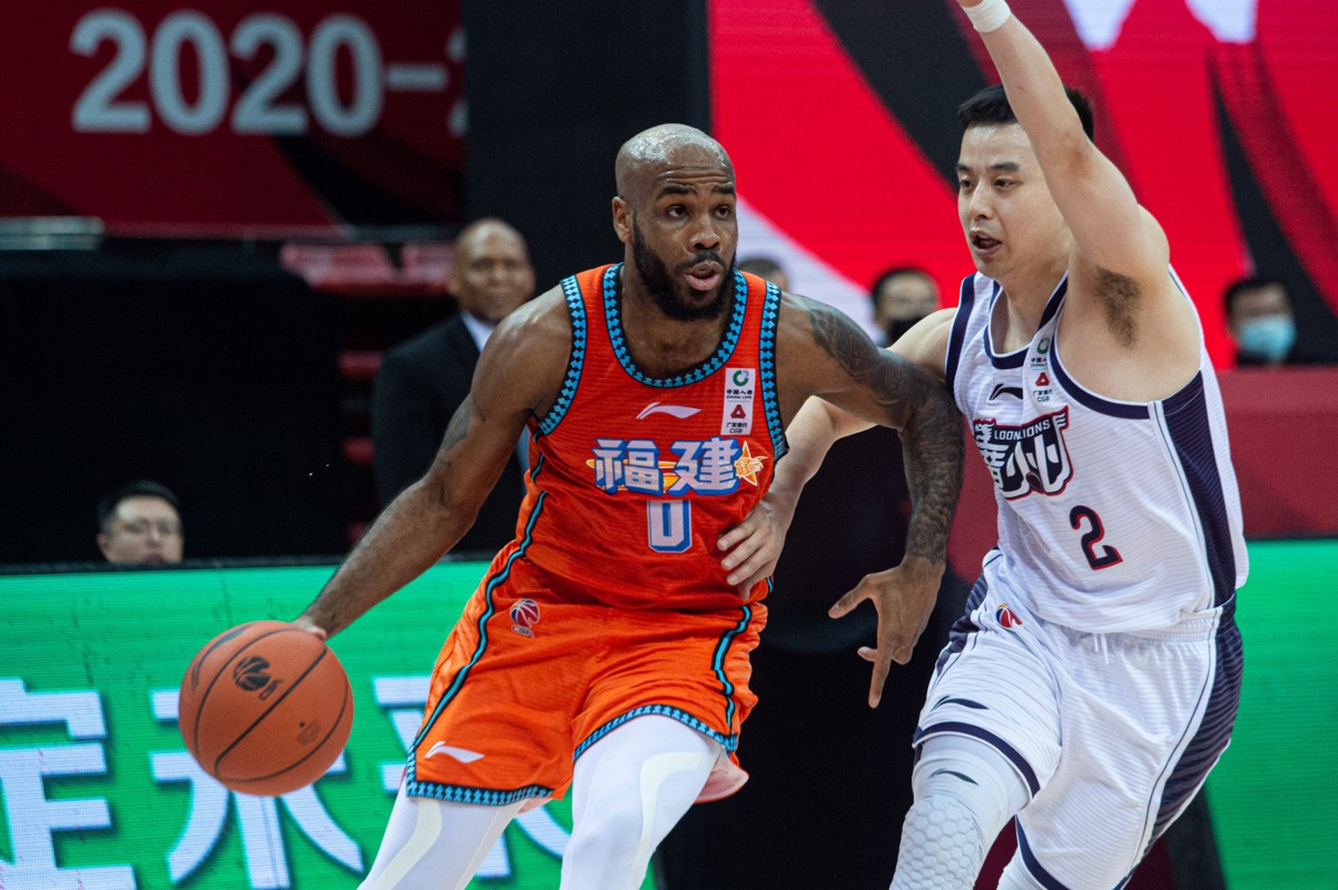 关于罗伯特-高登带领球队跻身CBA季后赛，成为关键先锋的信息