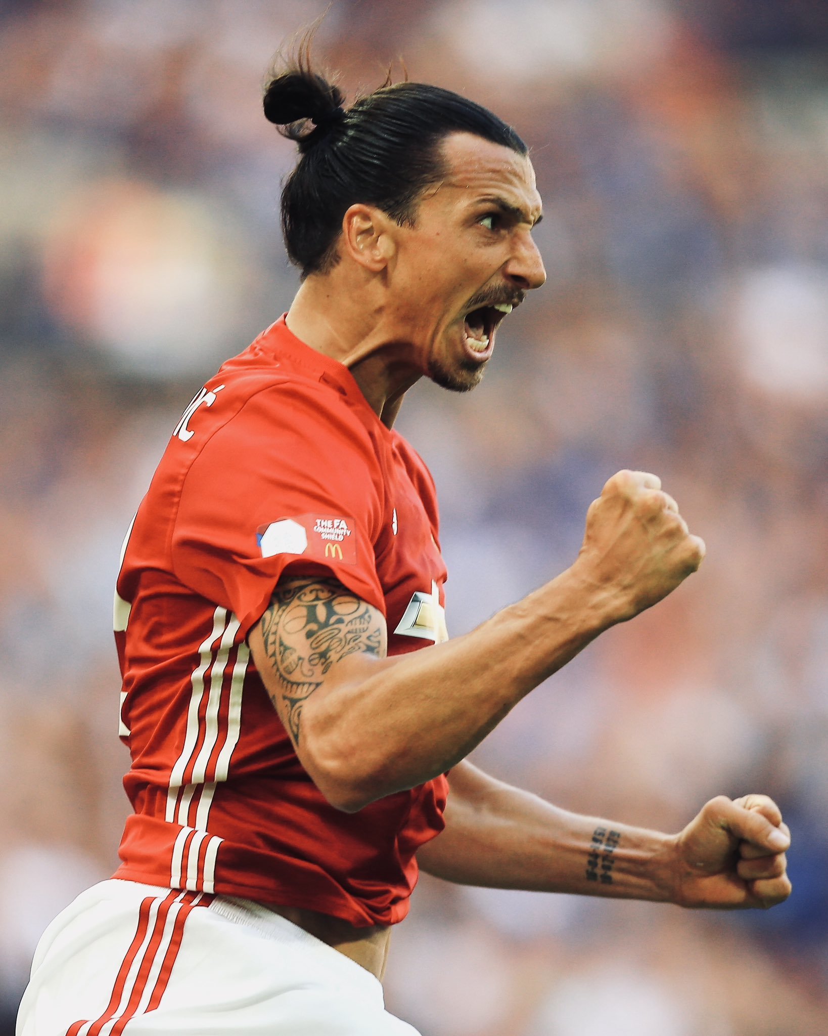 爱游戏官网-伊布再度秀腹肌照片，网友：37岁的他依旧撩人！的简单介绍