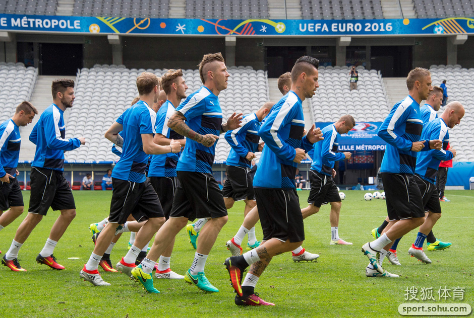 斯洛伐克队率先攻破俄罗斯球门，惨遭逆转无缘晋级的简单介绍