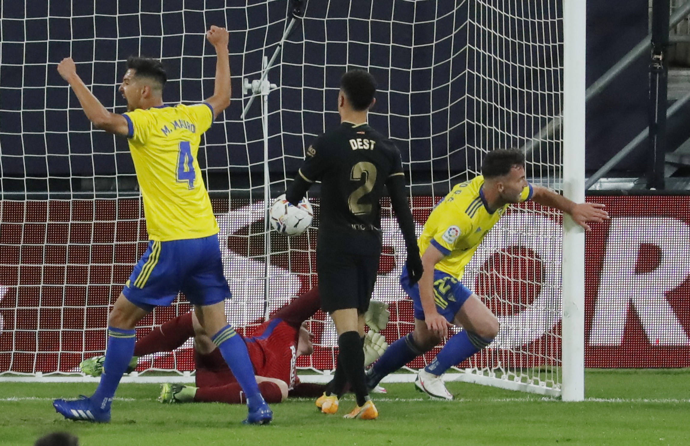 爱游戏官网-皇家社会中场表现抢眼，带领球队取胜