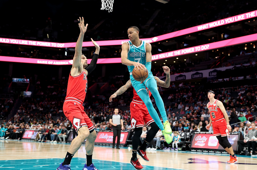 爱游戏登录-马刺大胜黄蜂，德罗赞贡献全能表现