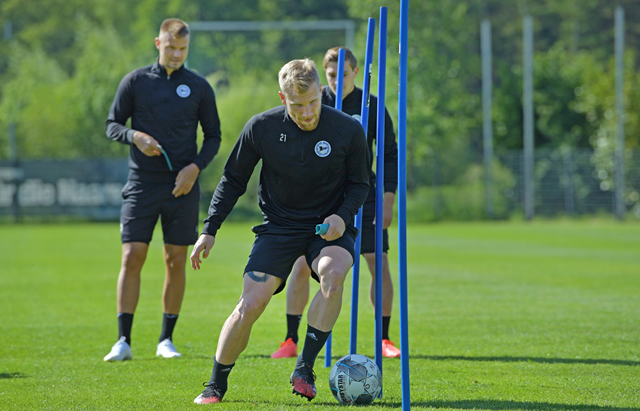 爱游戏官方入口-包含比勒菲尔德后卫表现出色，助球队成功保持球门不失的词条